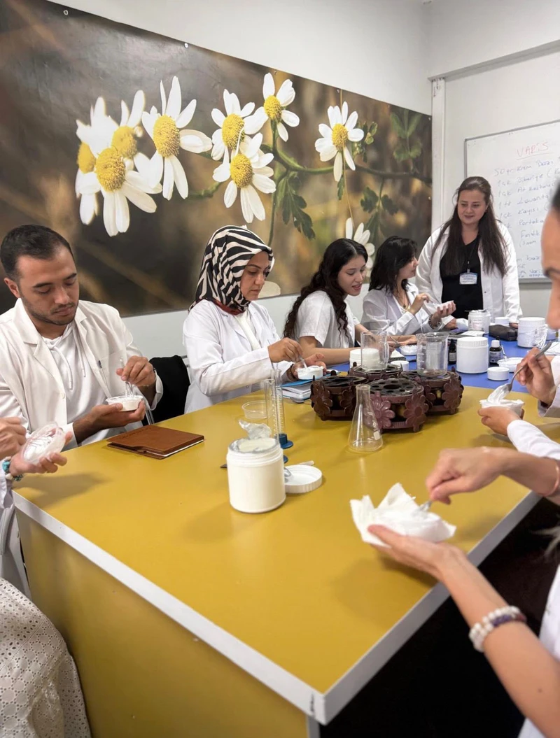 Aphelia Ar-Ge ekibi, laboratuvarda formül hazırlarken